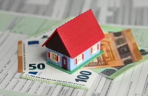 Spielzeughaus auf Geldscheinen auf Formular