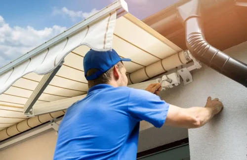 Handwerker montiert Markise